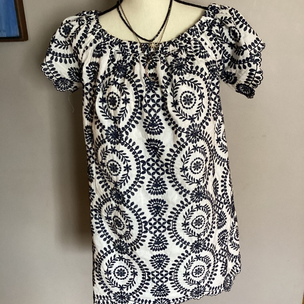 Great summer dress, fully lined, light and airy, on/off shoulders